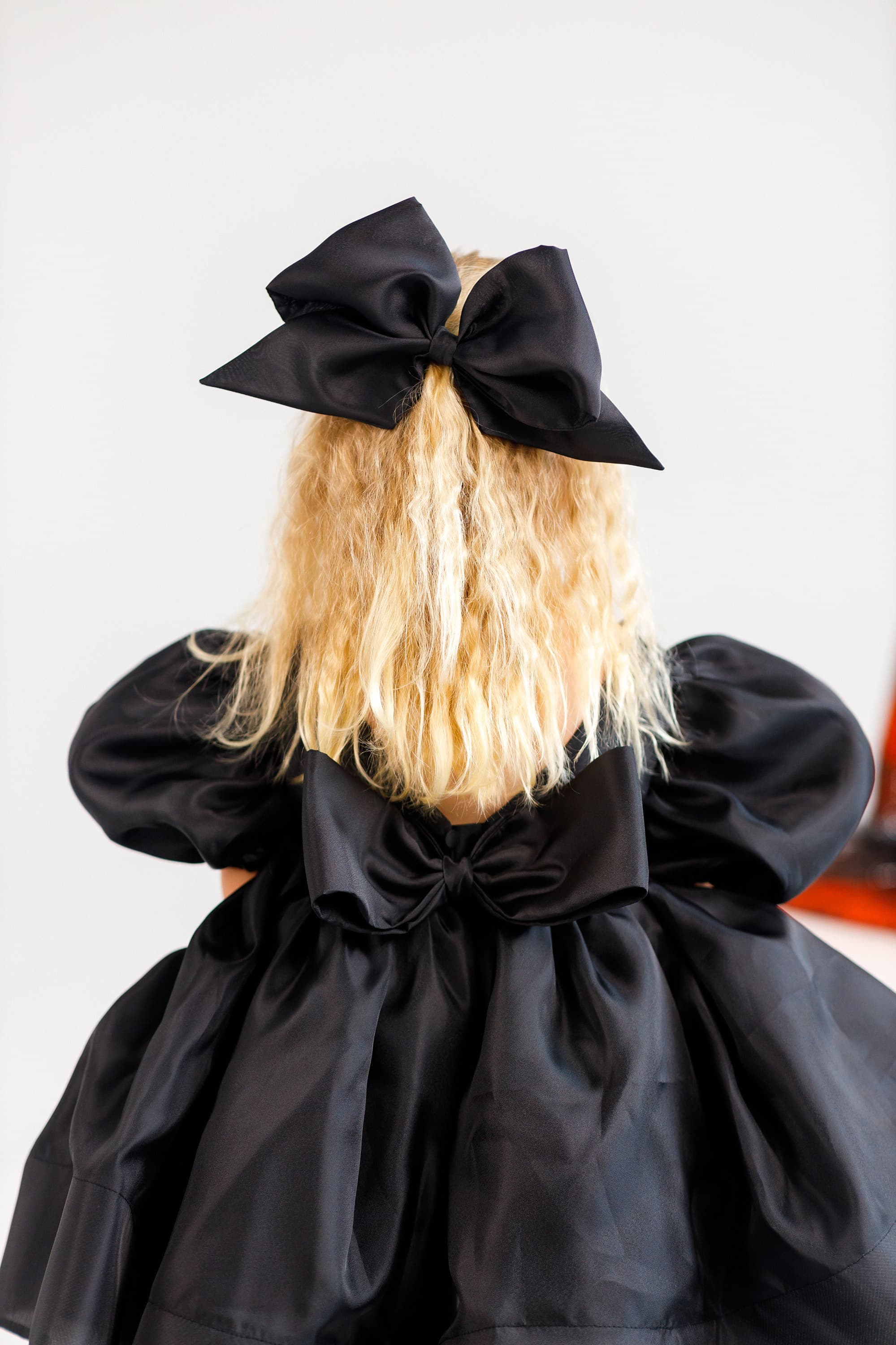 Бант в колір сукні