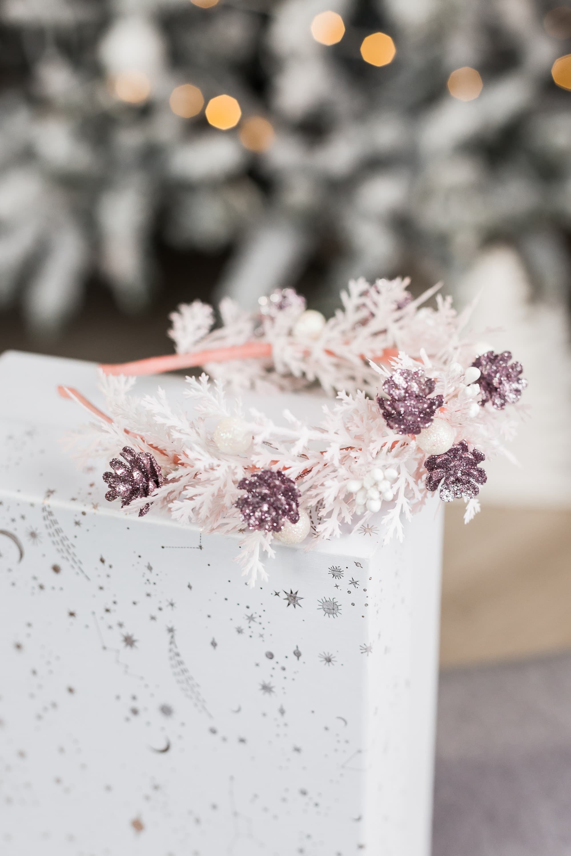 Обруч з гілочками рожевий