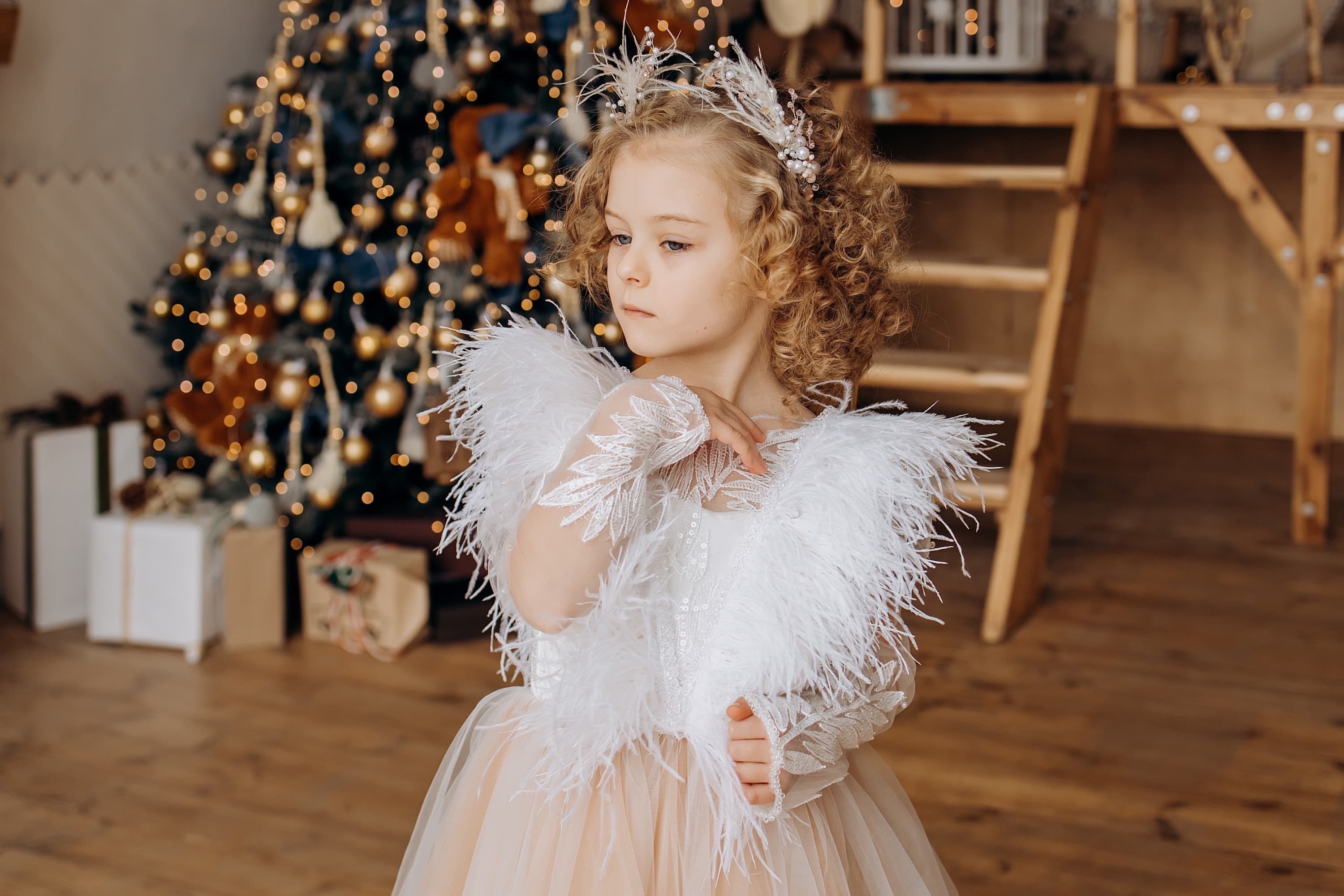 Обруч з пір'ям айворі