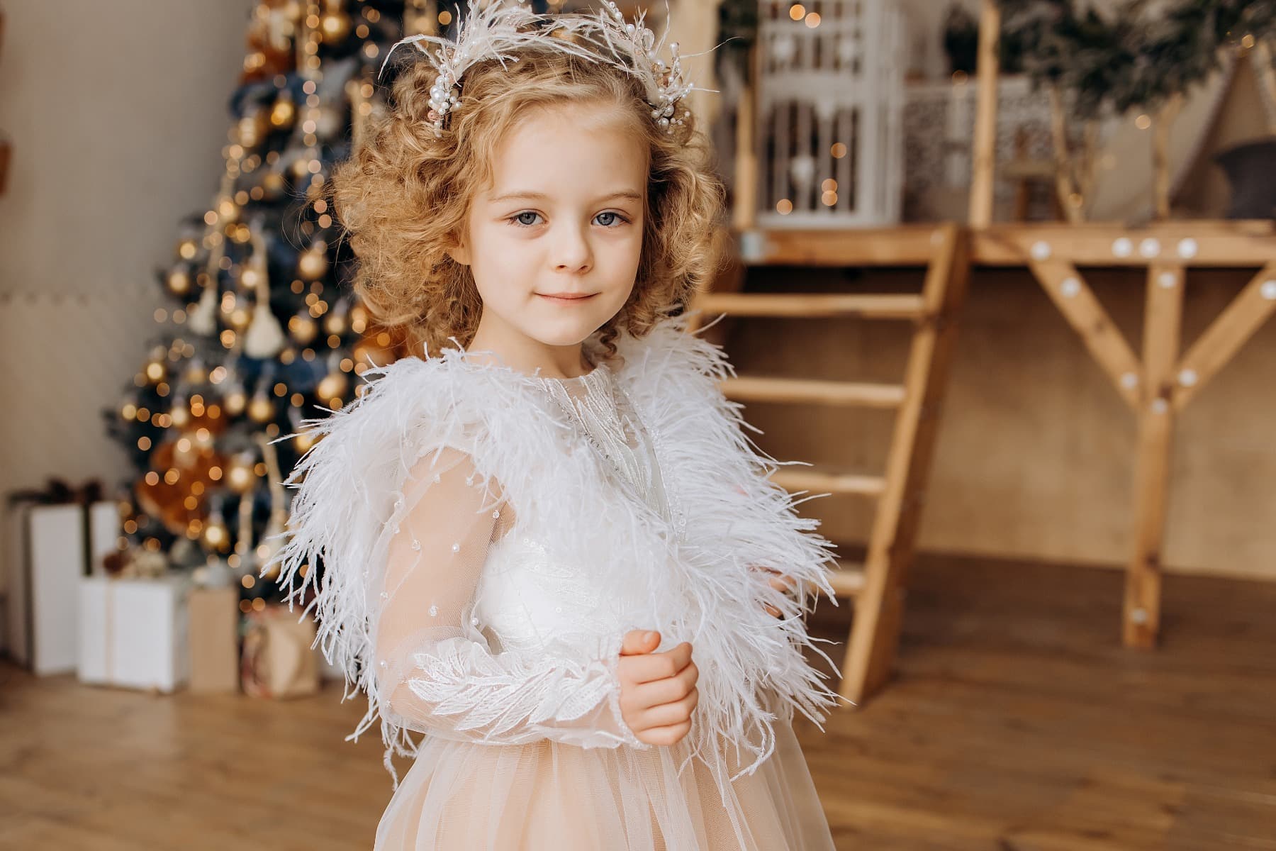 Обруч з пір'ям айворі