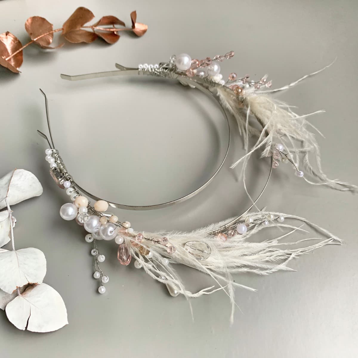 Обруч з пір'ям айворі