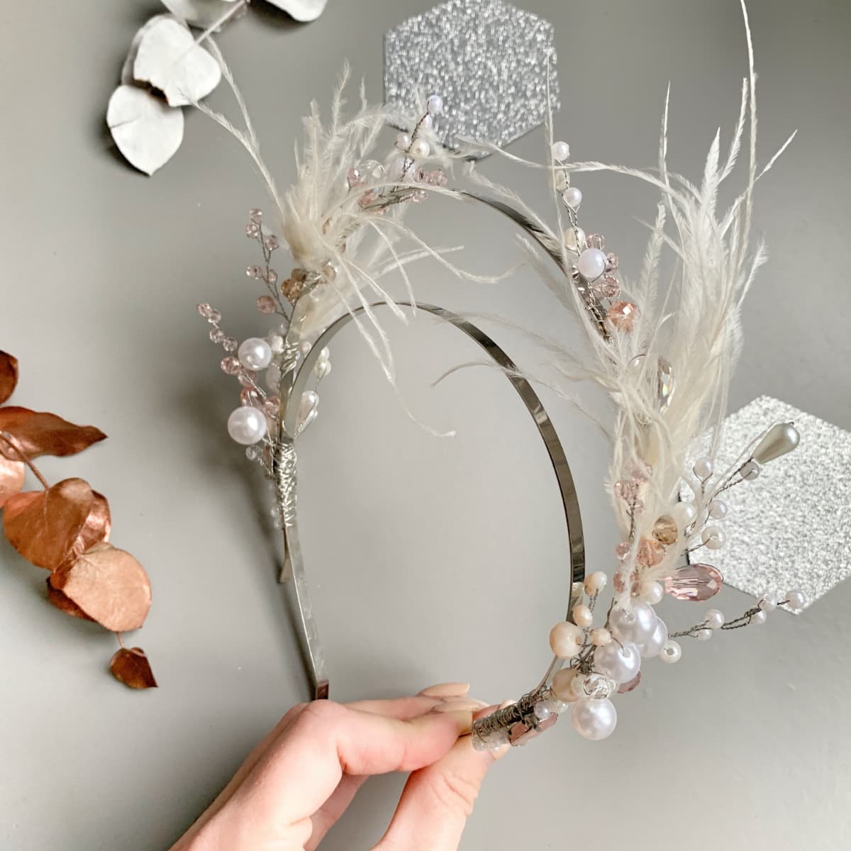 Обруч з пір'ям айворі