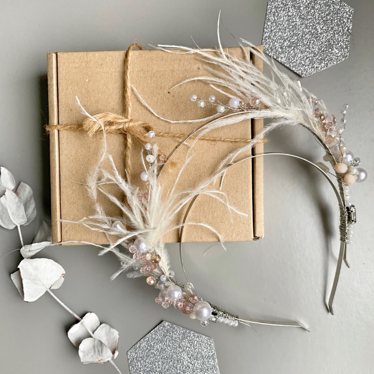 Обруч з пір'ям айворі