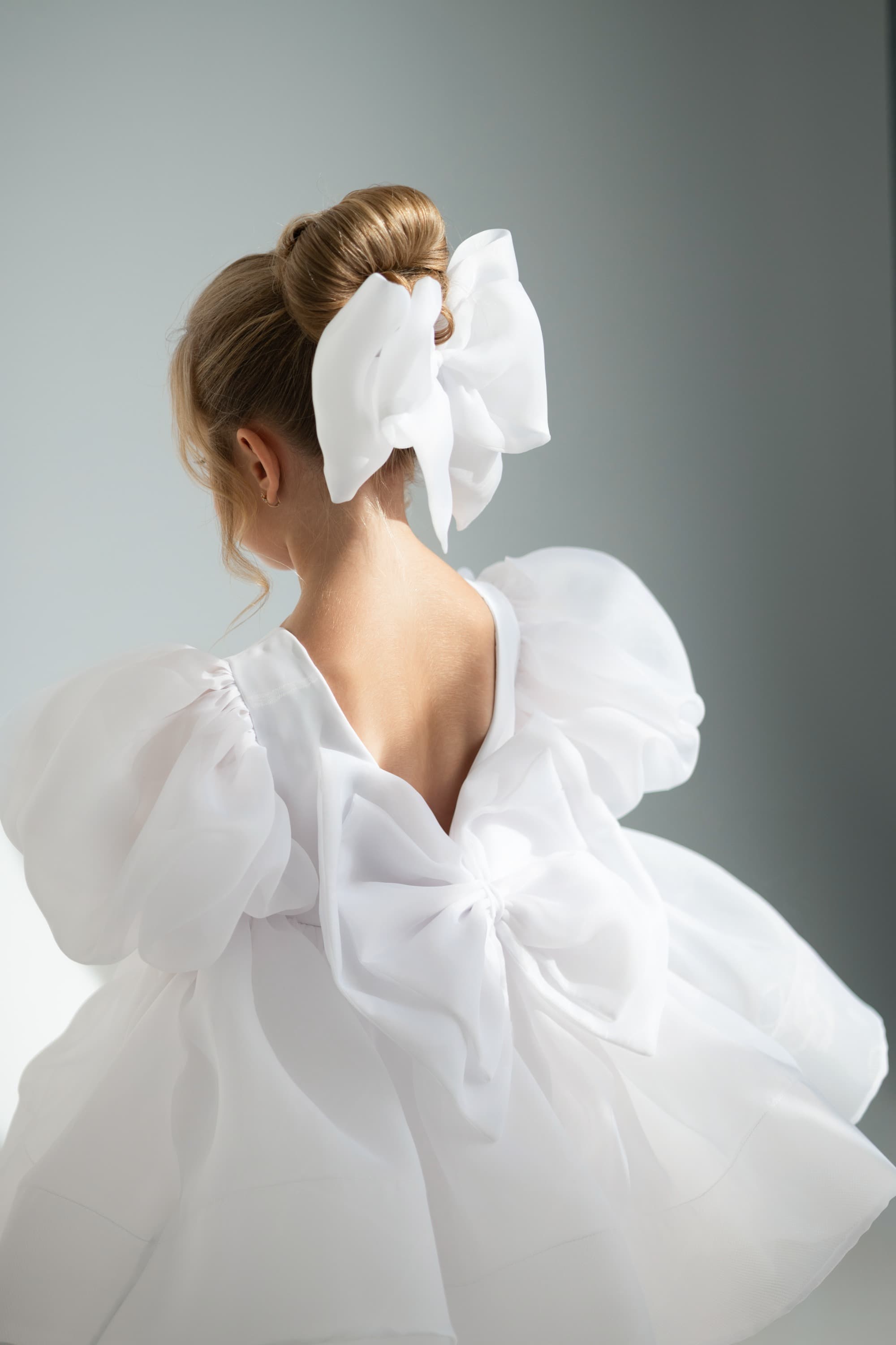 Бант в колір сукні