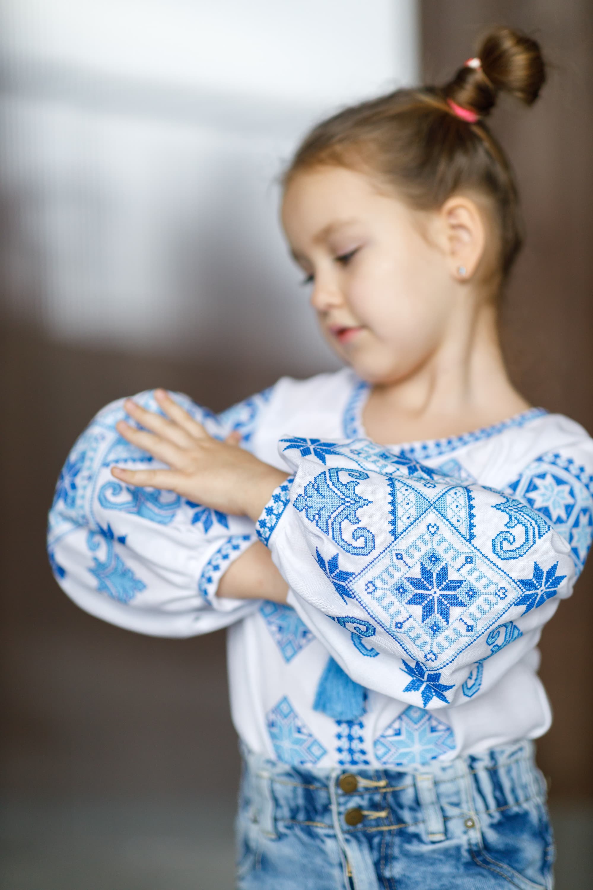 Вишиванка для дівчинки "Святкова" блакитна