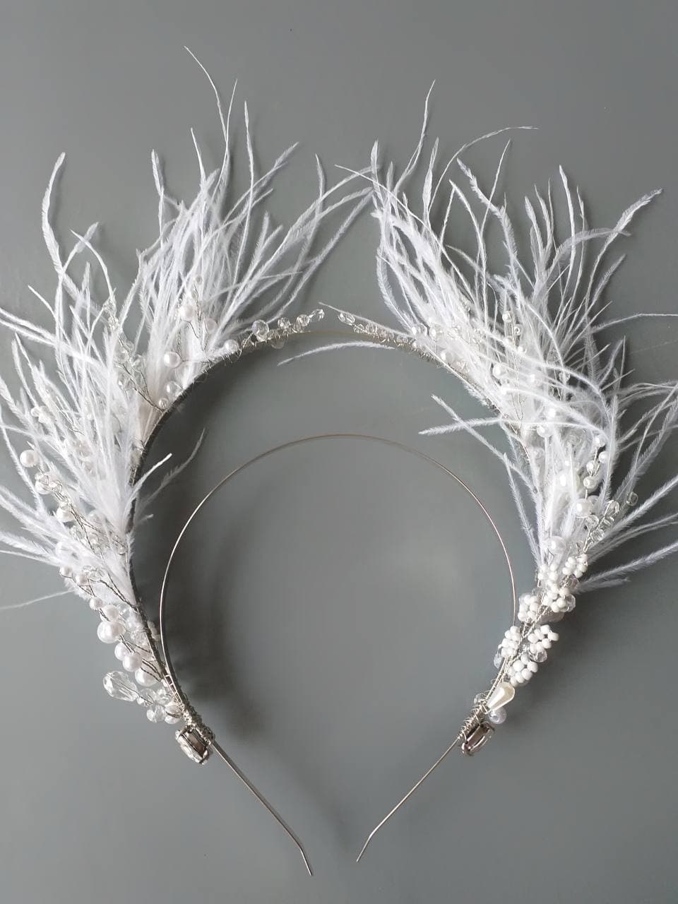 Обруч з пір'ям білий